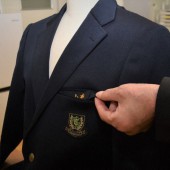 Nhật Bản cân nhắc bỏ bảng tên đồng phục để bảo vệ học sinh